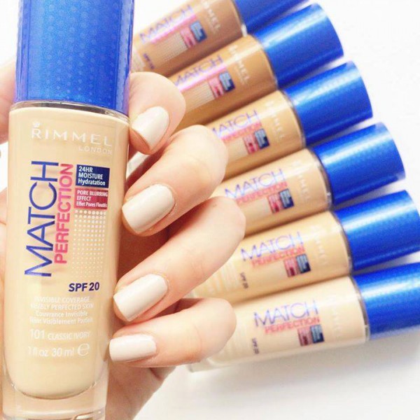 E’ arrivato anche in Italia il fondotinta Match Perfection SPF20 di Rimmel, molto amato qui in Inghilterra grazie al finish naturale, alla media coprenza ed alla lunga durata.  Arricchito con un complesso idratante, il fondotinta Match Perfection SPF20 può essere utilizzato anche sul contorno occhi senza il timore di seccare la zona o di evidenziare i segni di espressione, particolare importante per chi come me ha la pelle dell’area molto sottile, disidratata o ha semplicemente spento più di 25 candeline.  Purtroppo nel nostro paese le tonalità più chiare non saranno reperibili, ed io propongo di lanciare la campagna di protesta #nonfatepiangereBiancaneve. Vogliamo anche noi il fondotinta Match Perfection di Rimmel!  Diventa tester del fondotinta Match Perfection SPF20  Sei curiosa di testare sulla tua pelle il nuovo fondotinta Rimmel? Lasciati coinvolgere dall’iniziativa “Rimmel provato da voi”: fino al 18 novembre puoi candidarti come tester ed essere selezionata tra le ragazze che riceveranno il prodotto direttamente a casa! Puoi trovare più informazioni sulla pagina Facebook di Rimmel London.    E’ adatto a te se: Cercate un finish naturale, non mat e non lucido. Volete proteggere la pelle dal sole anche durante l’inverno. Cercato una copertura media per dissimulare qualche piccola imperfezione. La vostra pelle è da mista a secca.  NON è adatto a te se: Cercate un fondotinta full cover. Non amate i prodotti con SPF. Avete una carnagione diafana (in questo caso potete acquistare dall’estero le tonalità più chiare irreperibili in Italia).