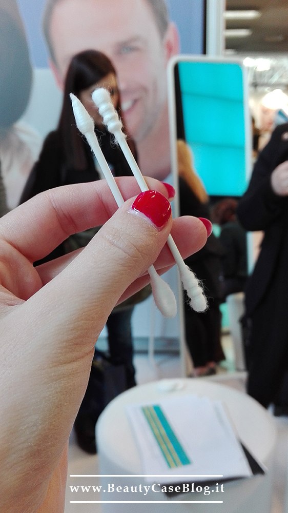 I cotton fioc per il make-up e la manicure